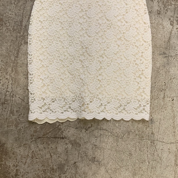 Donna lace lined dress - Picture 3 of 5